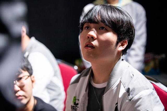 包含Rookie在SKT比赛中突破纪录，比分优势明显引发热议！的词条